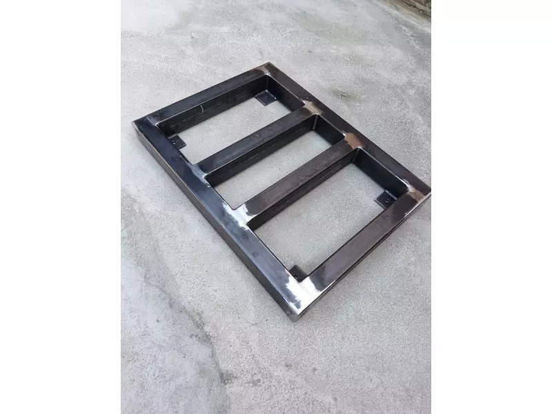Industrial welded skid frame featuring precise mitred corners, integrated crossmembers and internal mounting plates. Emphasis on clean fit-up, consistent weld quality and stable geometry, suitable for small-series production and practical industrial use..webp